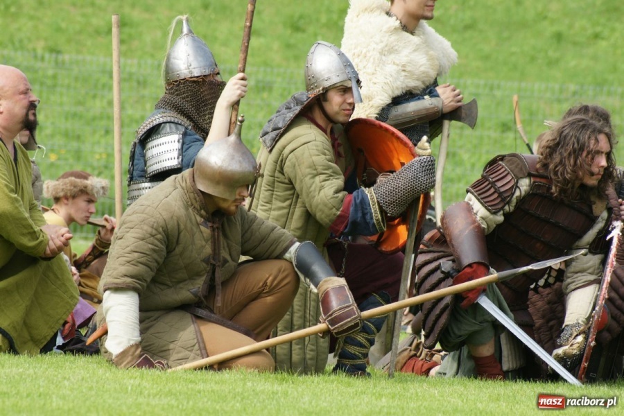 Zdjęcie w galerii na portalu naszraciborz.pl: Dni Raciborza 2014 - Daniel Olbrychski królem Janem III Sobieskim podczas przejazdu wiadomości z regionu