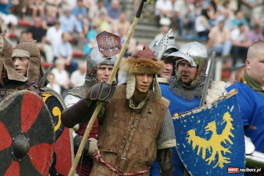 Zdjęcie w galerii na portalu naszraciborz.pl: Dni Raciborza 2014 - Daniel Olbrychski królem Janem III Sobieskim podczas przejazdu wiadomości z regionu