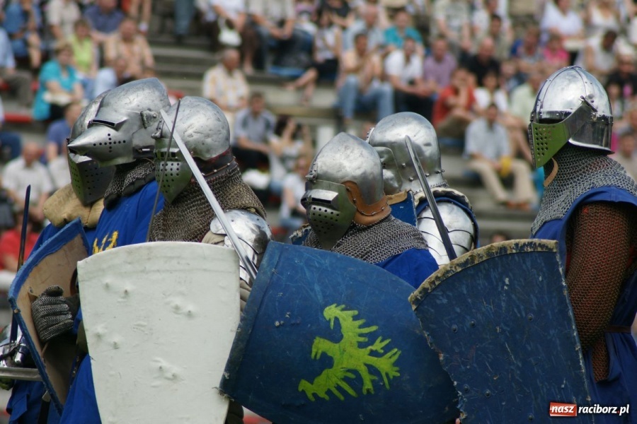 Zdjęcie w galerii na portalu naszraciborz.pl: Dni Raciborza 2014 - Daniel Olbrychski królem Janem III Sobieskim podczas przejazdu wiadomości z regionu