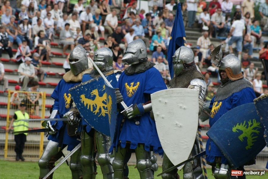 Zdjęcie w galerii na portalu naszraciborz.pl: Dni Raciborza 2014 - Daniel Olbrychski królem Janem III Sobieskim podczas przejazdu wiadomości z regionu