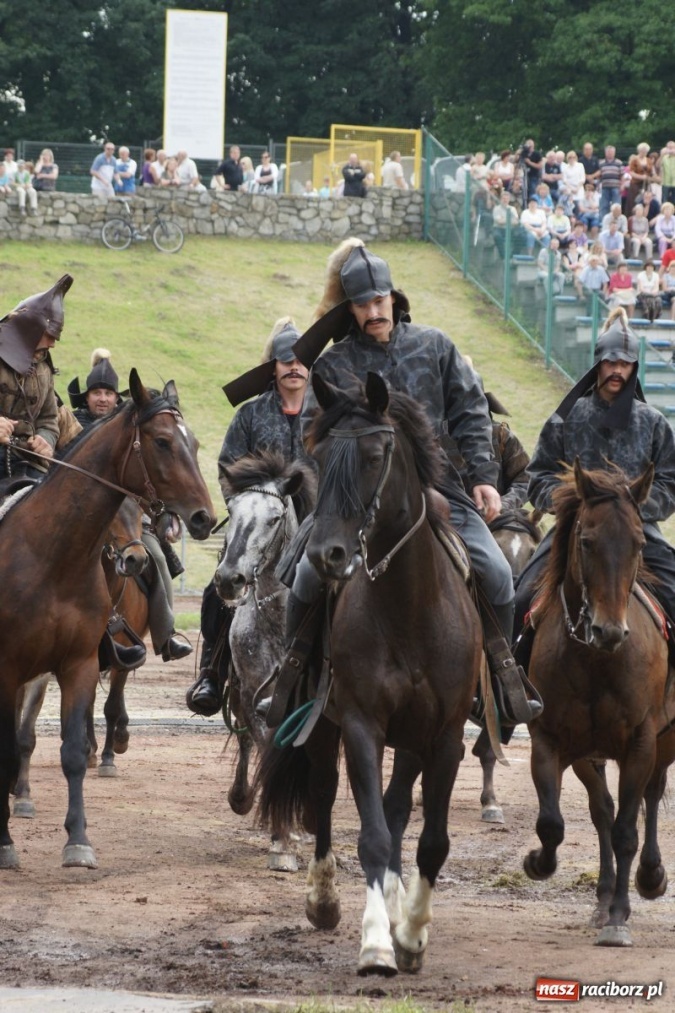 Zdjęcie w galerii na portalu naszraciborz.pl: Dni Raciborza 2014 - Daniel Olbrychski królem Janem III Sobieskim podczas przejazdu wiadomości z regionu