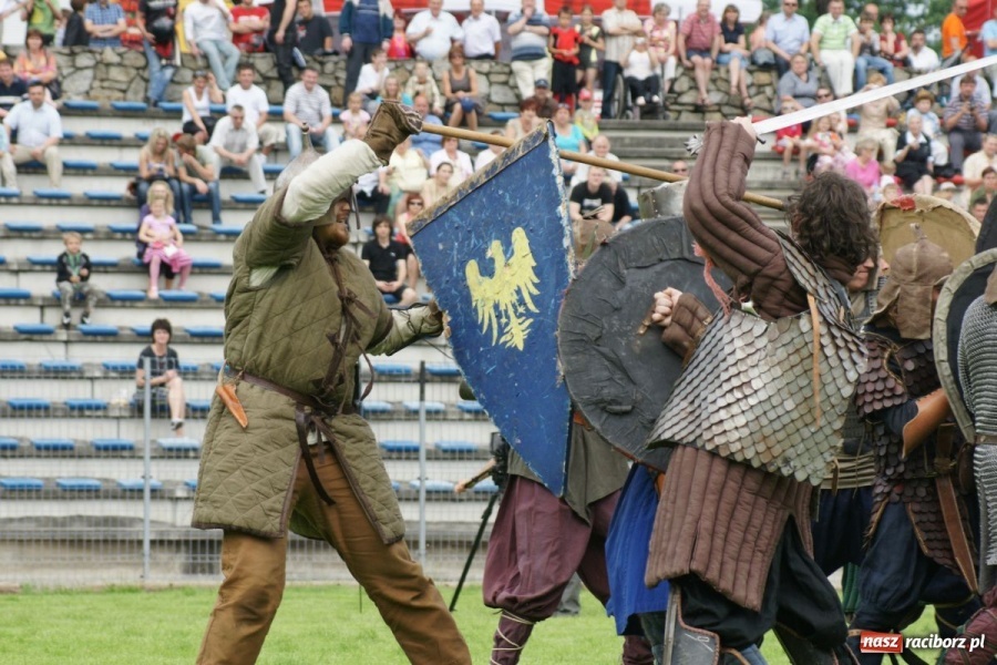 Zdjęcie w galerii na portalu naszraciborz.pl: Dni Raciborza 2014 - Daniel Olbrychski królem Janem III Sobieskim podczas przejazdu wiadomości z regionu