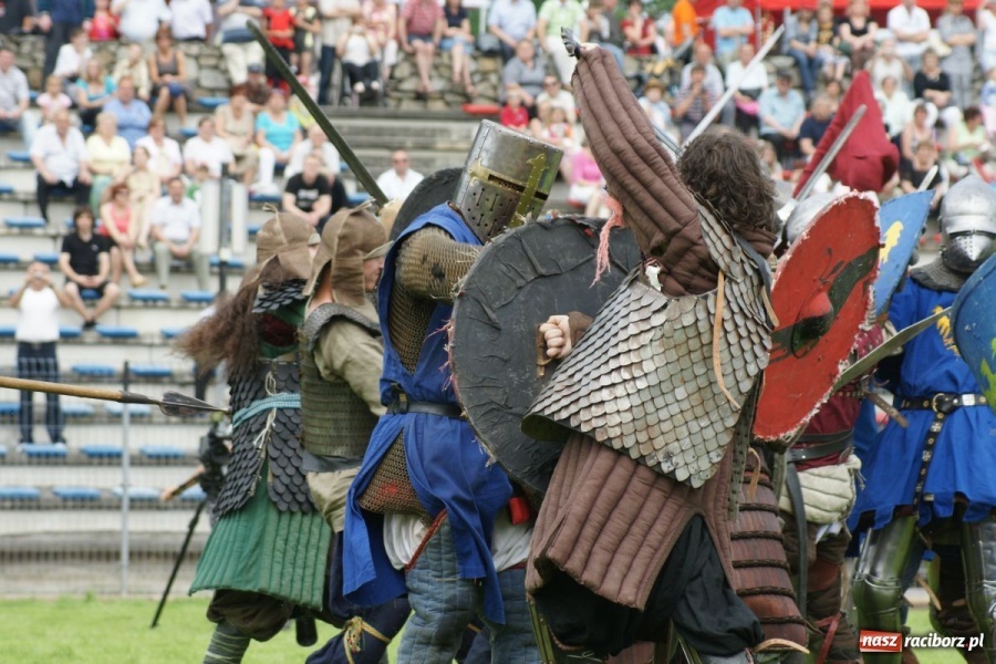 Zdjęcie w galerii na portalu naszraciborz.pl: Dni Raciborza 2014 - Daniel Olbrychski królem Janem III Sobieskim podczas przejazdu wiadomości z regionu