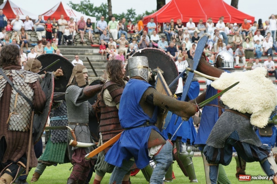 Zdjęcie w galerii na portalu naszraciborz.pl: Dni Raciborza 2014 - Daniel Olbrychski królem Janem III Sobieskim podczas przejazdu wiadomości z regionu