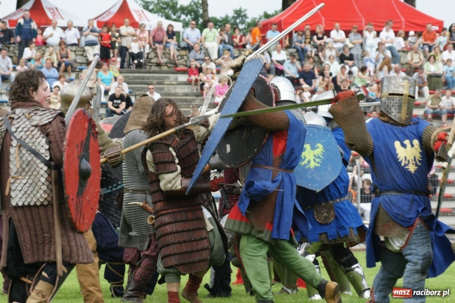 Zdjęcie w galerii na portalu naszraciborz.pl: Dni Raciborza 2014 - Daniel Olbrychski królem Janem III Sobieskim podczas przejazdu wiadomości z regionu