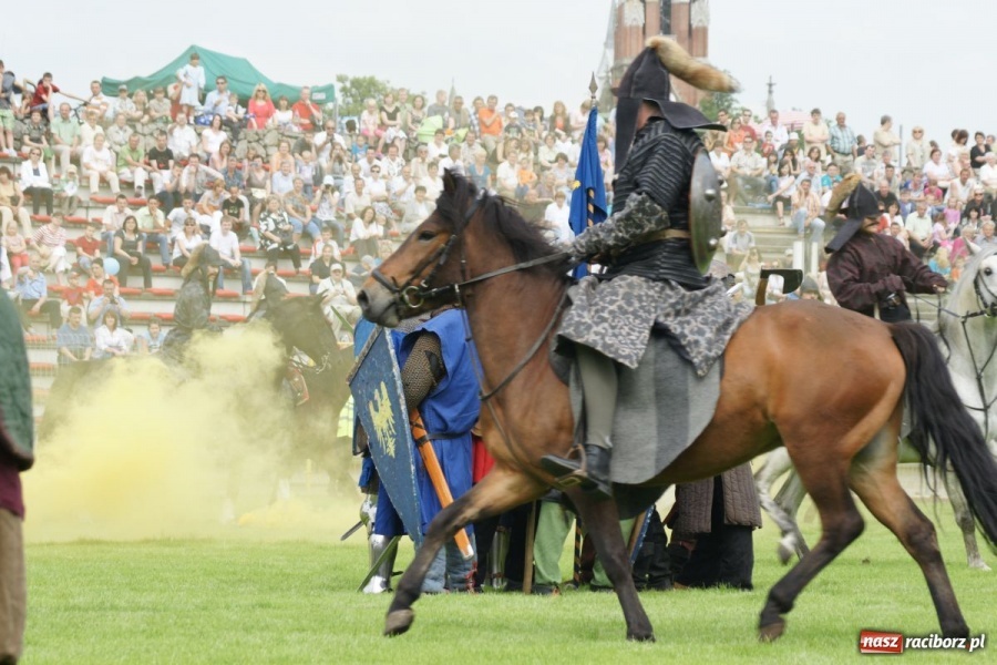 Zdjęcie w galerii na portalu naszraciborz.pl: Dni Raciborza 2014 - Daniel Olbrychski królem Janem III Sobieskim podczas przejazdu wiadomości z regionu