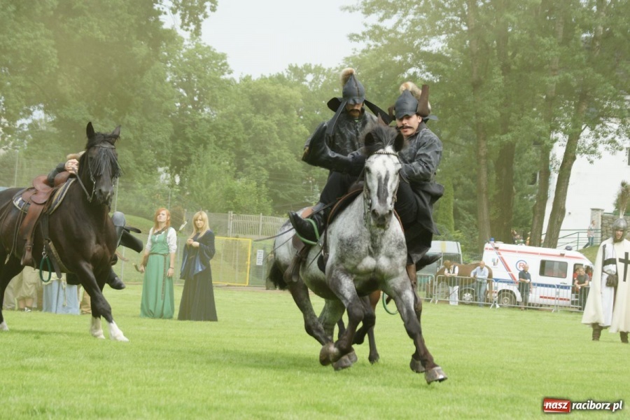 Zdjęcie w galerii na portalu naszraciborz.pl: Dni Raciborza 2014 - Daniel Olbrychski królem Janem III Sobieskim podczas przejazdu wiadomości z regionu