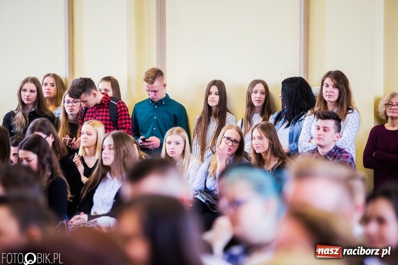 Zdjęcie w galerii na portalu naszraciborz.pl: Obchody święta patronki Zespołu Szkół Ekonomicznych Eufemii Raciborskiej  wiadomości z regionu