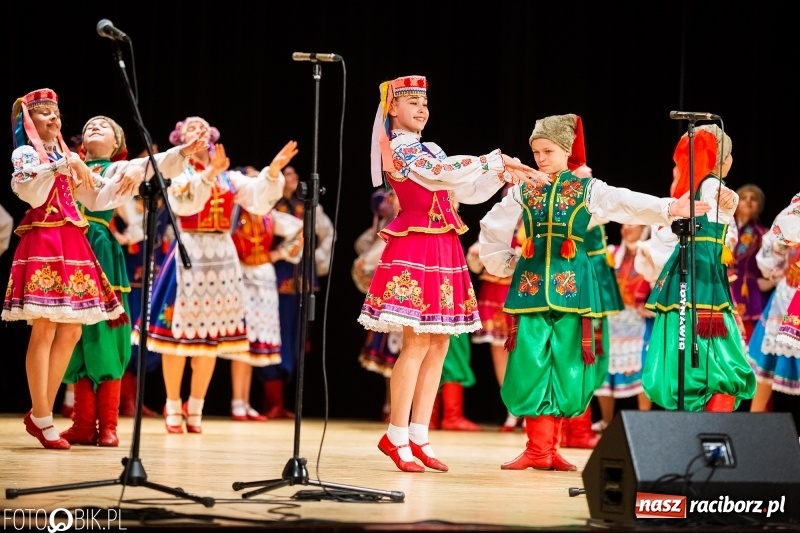 Zdjęcie w galerii na portalu naszraciborz.pl: Zespół ludowy Barwinok z ukraińskiej Winnicy wystąpił w RCK wiadomości z regionu
