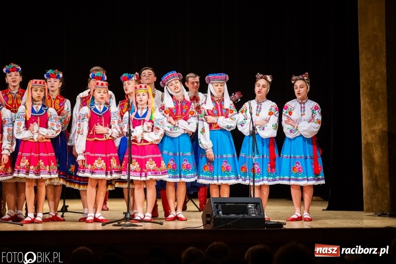 Zdjęcie w galerii na portalu naszraciborz.pl: Zespół ludowy Barwinok z ukraińskiej Winnicy wystąpił w RCK wiadomości z regionu