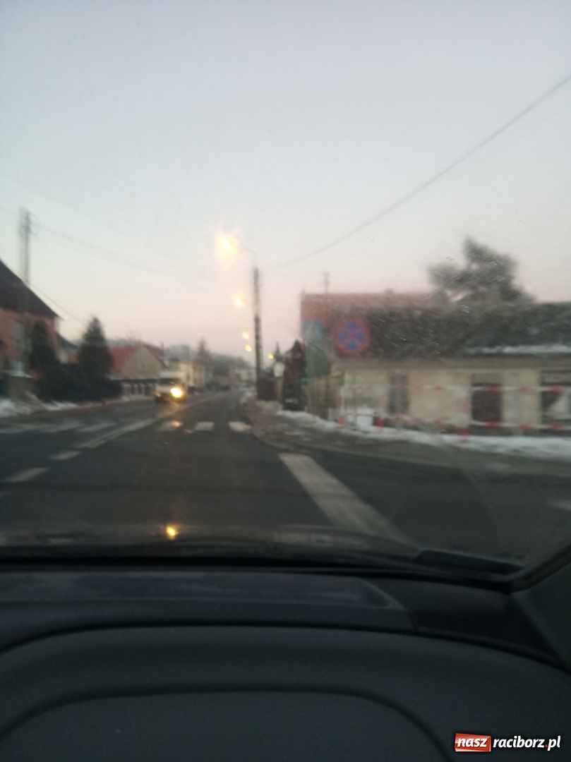 Zdjęcie w galerii na portalu naszraciborz.pl: Interwencja Czytelniczki. Świecą w dzień, gasną w ciemnościach! Może dojść do tragedii wiadomości z regionu