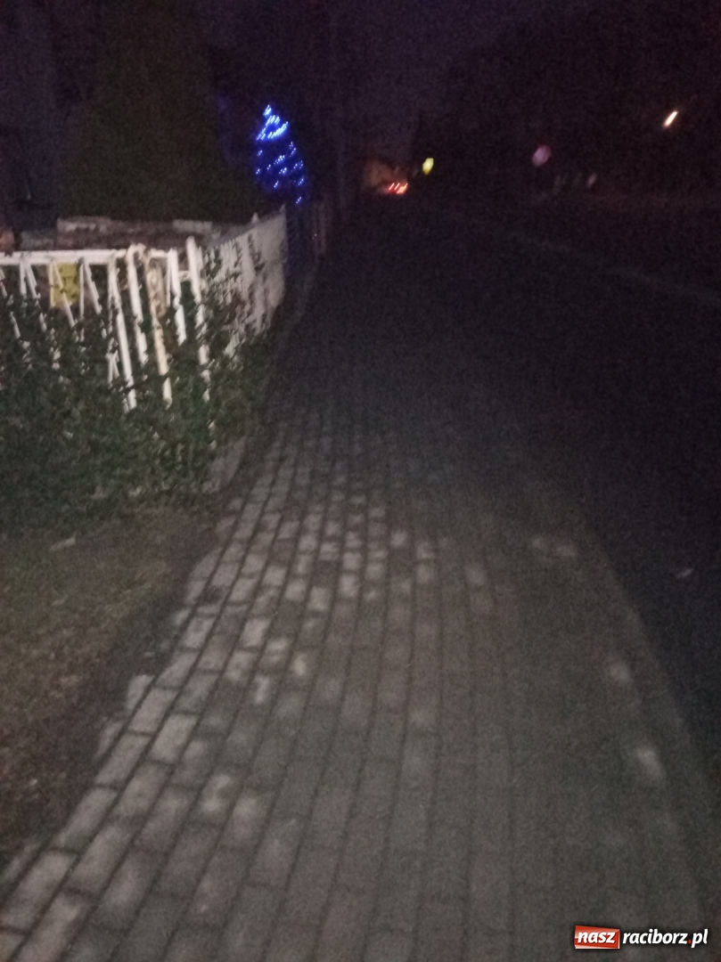 Zdjęcie w galerii na portalu naszraciborz.pl: Interwencja Czytelniczki. Świecą w dzień, gasną w ciemnościach! Może dojść do tragedii wiadomości z regionu