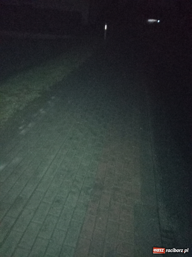 Zdjęcie w galerii na portalu naszraciborz.pl: Interwencja Czytelniczki. Świecą w dzień, gasną w ciemnościach! Może dojść do tragedii wiadomości z regionu