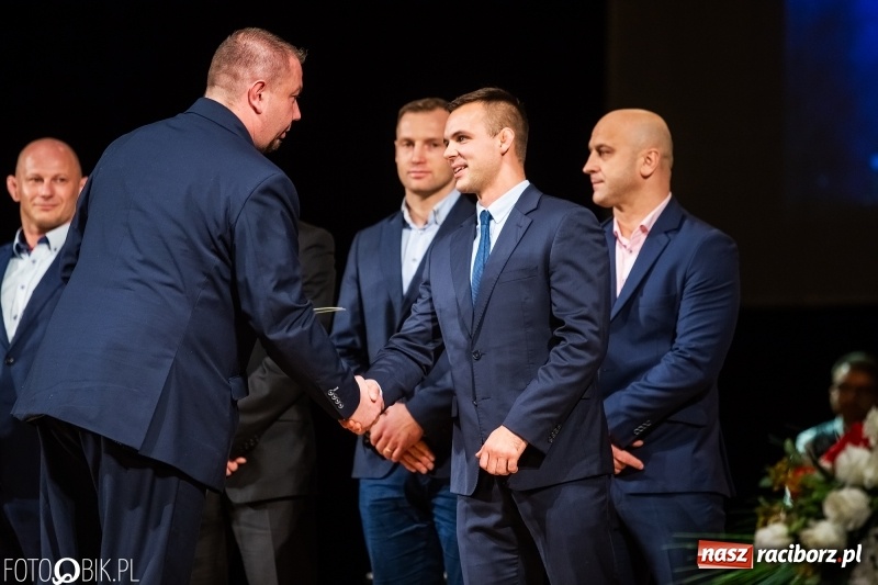 Zdjęcie w galerii na portalu naszraciborz.pl: Nagrody Starosty i Prezydenta dla sportowców, czyli XII Raciborska Gala Sportu w RCK wiadomości z regionu