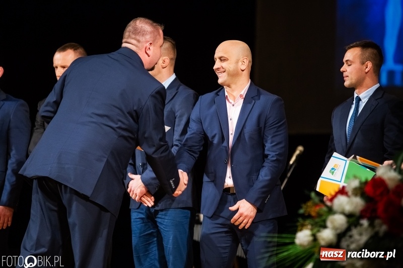 Zdjęcie w galerii na portalu naszraciborz.pl: Nagrody Starosty i Prezydenta dla sportowców, czyli XII Raciborska Gala Sportu w RCK wiadomości z regionu