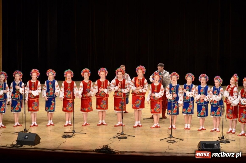 Zdjęcie w galerii na portalu naszraciborz.pl: Triumf  sztuki. Koncert  zespołu Barwinok z Winnicy w RCK wiadomości z regionu