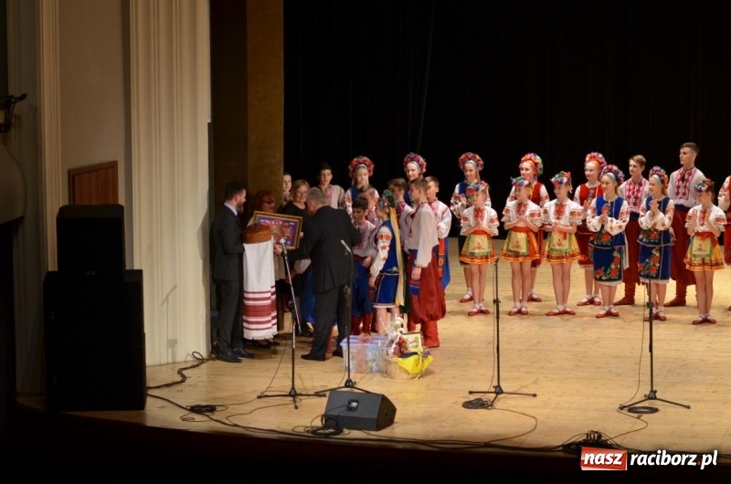 Zdjęcie w galerii na portalu naszraciborz.pl: Triumf  sztuki. Koncert  zespołu Barwinok z Winnicy w RCK wiadomości z regionu