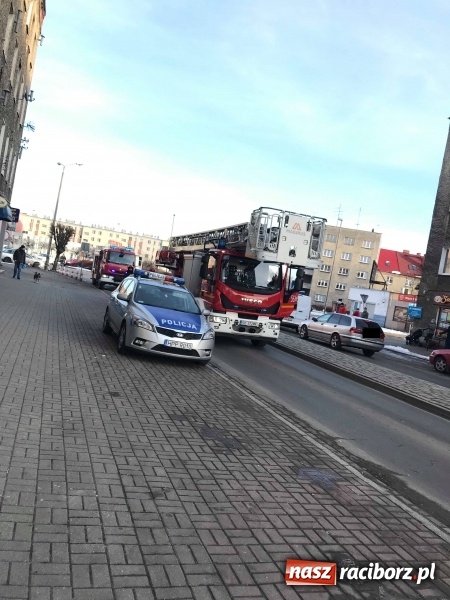 Zdjęcie w galerii na portalu naszraciborz.pl: Trzy zastępy strażaków w akcji na Opawskiej FOTO wiadomości z regionu