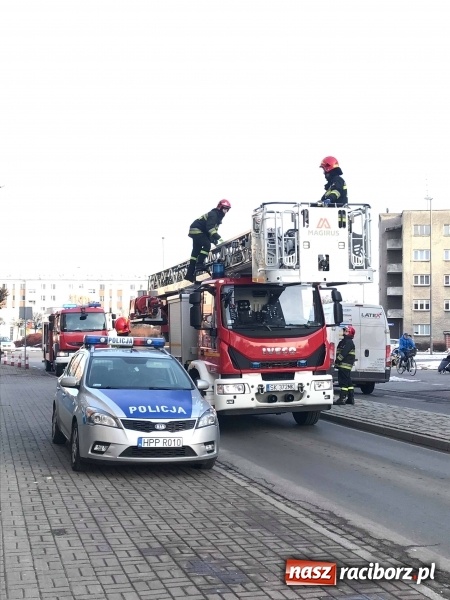 Zdjęcie w galerii na portalu naszraciborz.pl: Trzy zastępy strażaków w akcji na Opawskiej FOTO wiadomości z regionu