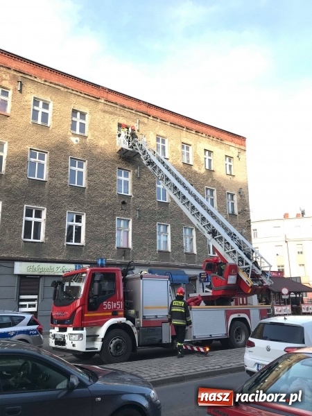 Zdjęcie w galerii na portalu naszraciborz.pl: Trzy zastępy strażaków w akcji na Opawskiej FOTO wiadomości z regionu