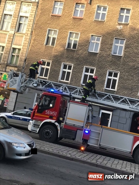 Zdjęcie w galerii na portalu naszraciborz.pl: Trzy zastępy strażaków w akcji na Opawskiej FOTO wiadomości z regionu