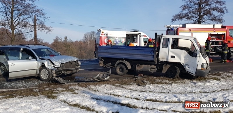 Zdjęcie w galerii na portalu naszraciborz.pl: Zderzenie passata i dostawczaka na DW 935 wiadomości z regionu