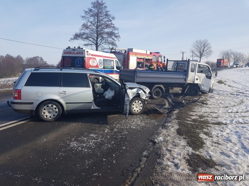 Zdjęcie w galerii na portalu naszraciborz.pl: Zderzenie passata i dostawczaka na DW 935 wiadomości z regionu