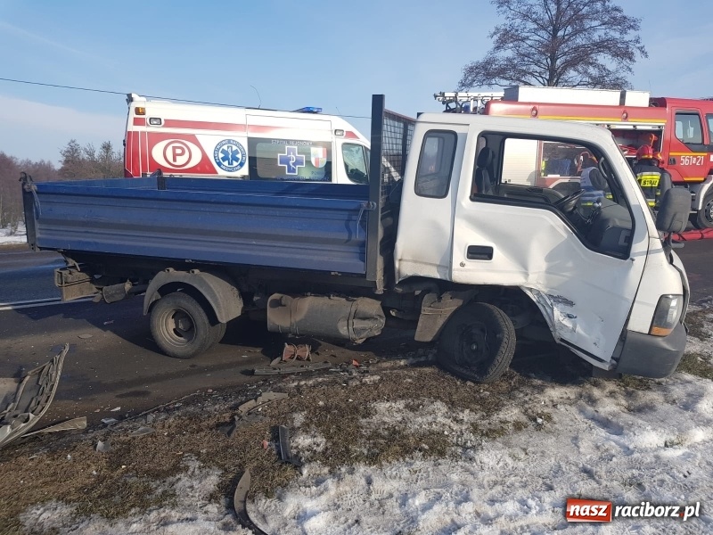 Zdjęcie w galerii na portalu naszraciborz.pl: Zderzenie passata i dostawczaka na DW 935 wiadomości z regionu