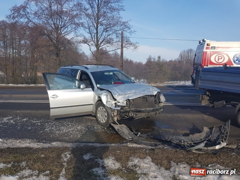 Zdjęcie w galerii na portalu naszraciborz.pl: Zderzenie passata i dostawczaka na DW 935 wiadomości z regionu