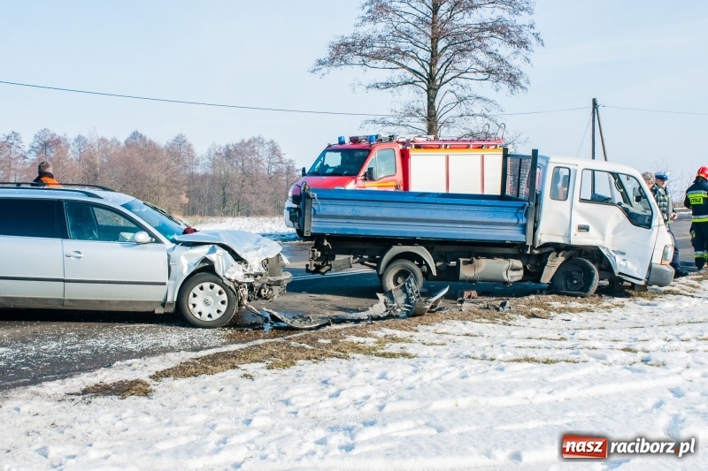 Zdjęcie w galerii na portalu naszraciborz.pl: Zderzenie passata i dostawczaka na DW 935 wiadomości z regionu