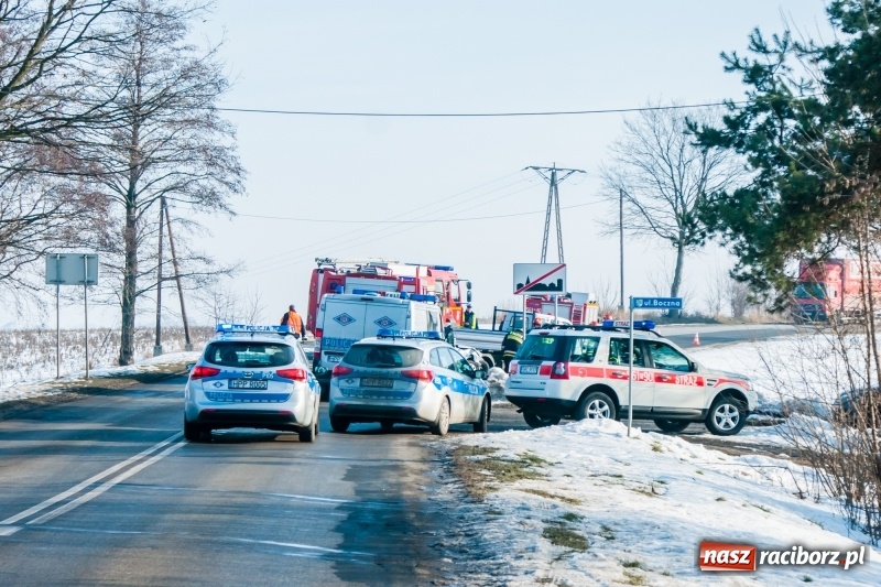 Zdjęcie w galerii na portalu naszraciborz.pl: Zderzenie passata i dostawczaka na DW 935 wiadomości z regionu