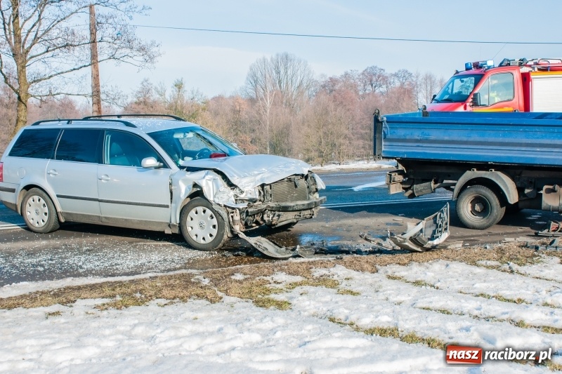 Zdjęcie w galerii na portalu naszraciborz.pl: Zderzenie passata i dostawczaka na DW 935 wiadomości z regionu