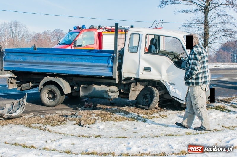 Zdjęcie w galerii na portalu naszraciborz.pl: Zderzenie passata i dostawczaka na DW 935 wiadomości z regionu