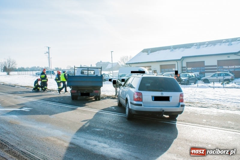 Zdjęcie w galerii na portalu naszraciborz.pl: Zderzenie passata i dostawczaka na DW 935 wiadomości z regionu