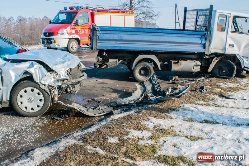 Zdjęcie w galerii na portalu naszraciborz.pl: Zderzenie passata i dostawczaka na DW 935 wiadomości z regionu