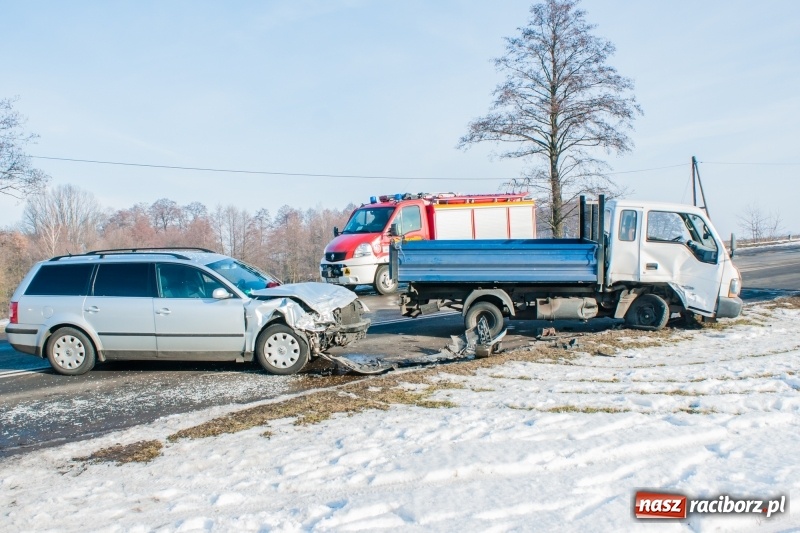 Zdjęcie w galerii na portalu naszraciborz.pl: Zderzenie passata i dostawczaka na DW 935 wiadomości z regionu
