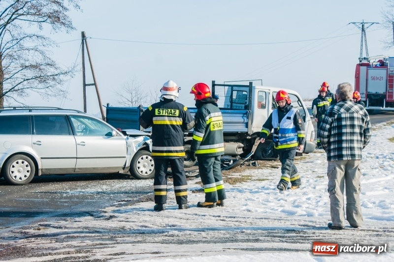 Zdjęcie w galerii na portalu naszraciborz.pl: Zderzenie passata i dostawczaka na DW 935 wiadomości z regionu