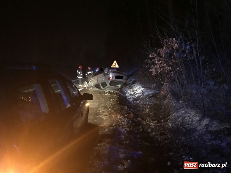 Zdjęcie w galerii na portalu naszraciborz.pl: W tym miejscu dojdzie do tragedii. Kolejne dachowanie!  wiadomości z regionu