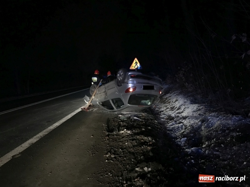 Zdjęcie w galerii na portalu naszraciborz.pl: W tym miejscu dojdzie do tragedii. Kolejne dachowanie!  wiadomości z regionu