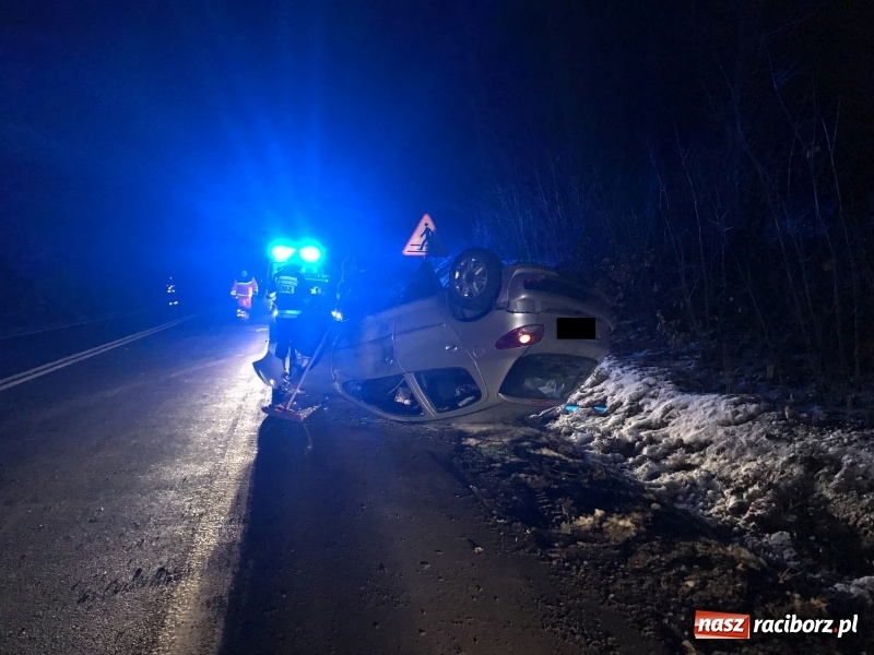 Zdjęcie w galerii na portalu naszraciborz.pl: W tym miejscu dojdzie do tragedii. Kolejne dachowanie!  wiadomości z regionu