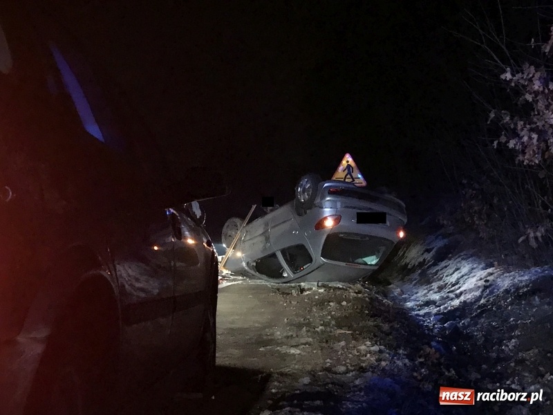 Zdjęcie w galerii na portalu naszraciborz.pl: W tym miejscu dojdzie do tragedii. Kolejne dachowanie!  wiadomości z regionu
