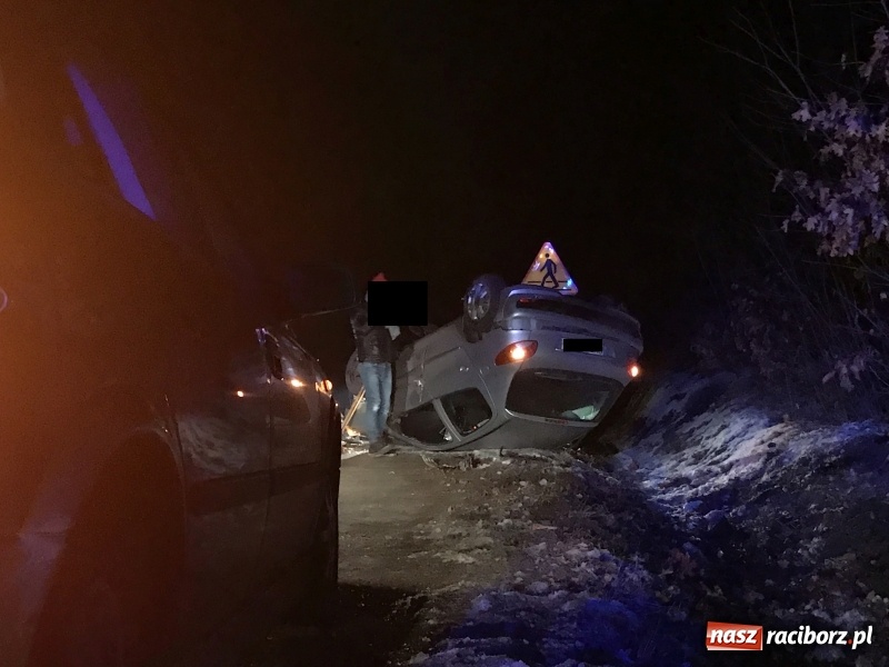 Zdjęcie w galerii na portalu naszraciborz.pl: W tym miejscu dojdzie do tragedii. Kolejne dachowanie!  wiadomości z regionu