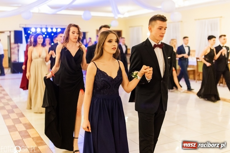 Zdjęcie w galerii na portalu naszraciborz.pl: Sportowcy i mundurowi z ZSOMS na studniówce w Pogrzebieniu  wiadomości z regionu