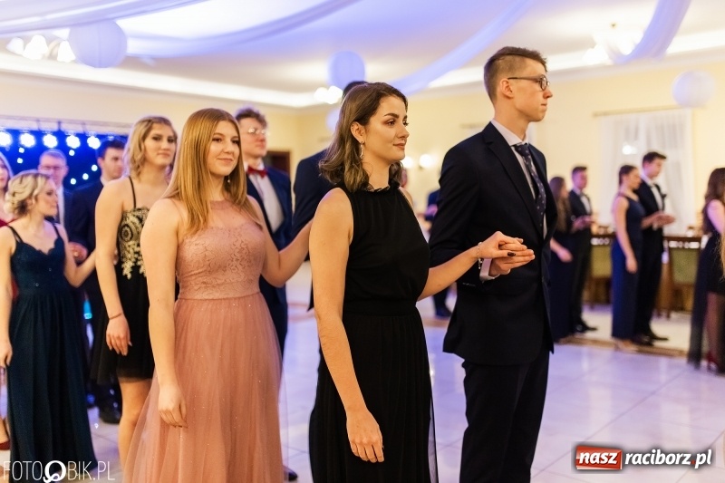 Zdjęcie w galerii na portalu naszraciborz.pl: Sportowcy i mundurowi z ZSOMS na studniówce w Pogrzebieniu  wiadomości z regionu