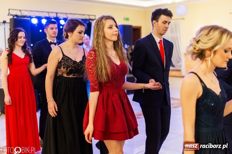 Zdjęcie w galerii na portalu naszraciborz.pl: Sportowcy i mundurowi z ZSOMS na studniówce w Pogrzebieniu  wiadomości z regionu