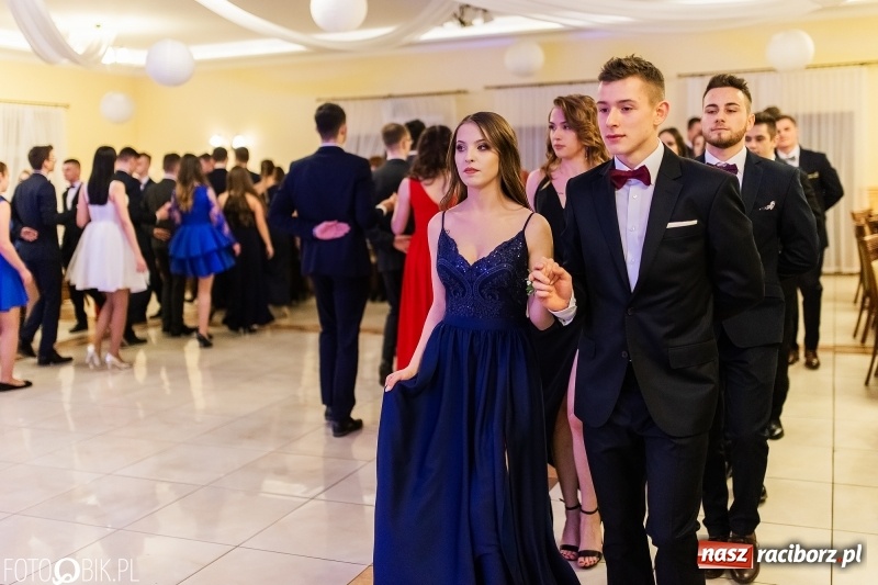 Zdjęcie w galerii na portalu naszraciborz.pl: Sportowcy i mundurowi z ZSOMS na studniówce w Pogrzebieniu  wiadomości z regionu