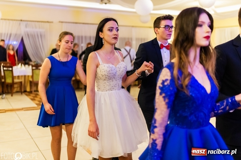 Zdjęcie w galerii na portalu naszraciborz.pl: Sportowcy i mundurowi z ZSOMS na studniówce w Pogrzebieniu  wiadomości z regionu