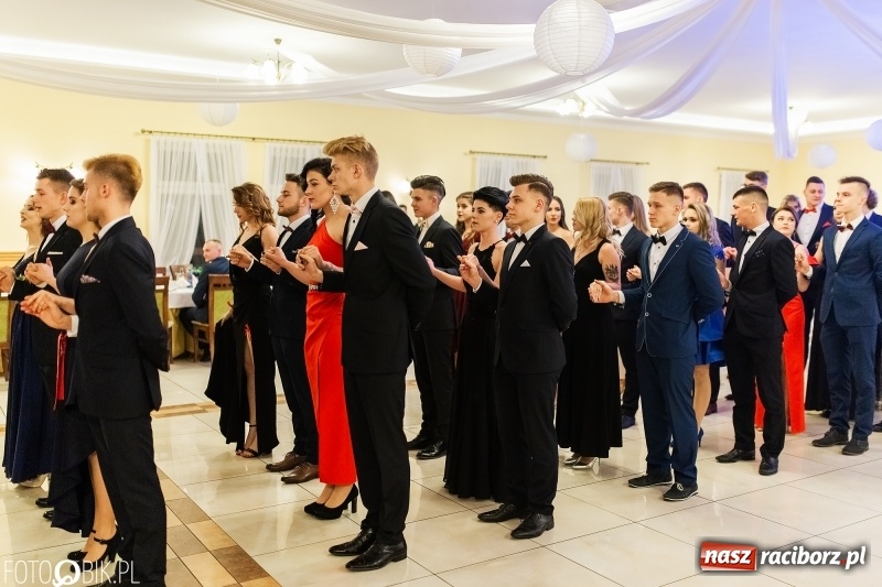 Zdjęcie w galerii na portalu naszraciborz.pl: Sportowcy i mundurowi z ZSOMS na studniówce w Pogrzebieniu  wiadomości z regionu