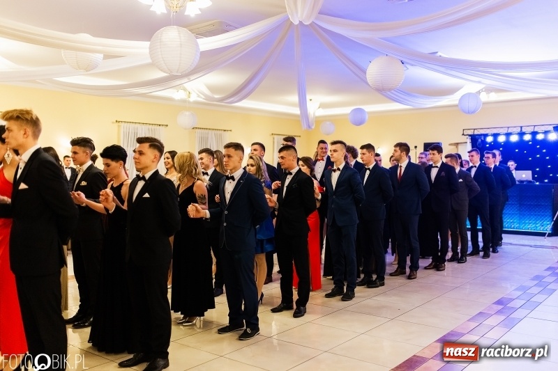 Zdjęcie w galerii na portalu naszraciborz.pl: Sportowcy i mundurowi z ZSOMS na studniówce w Pogrzebieniu  wiadomości z regionu