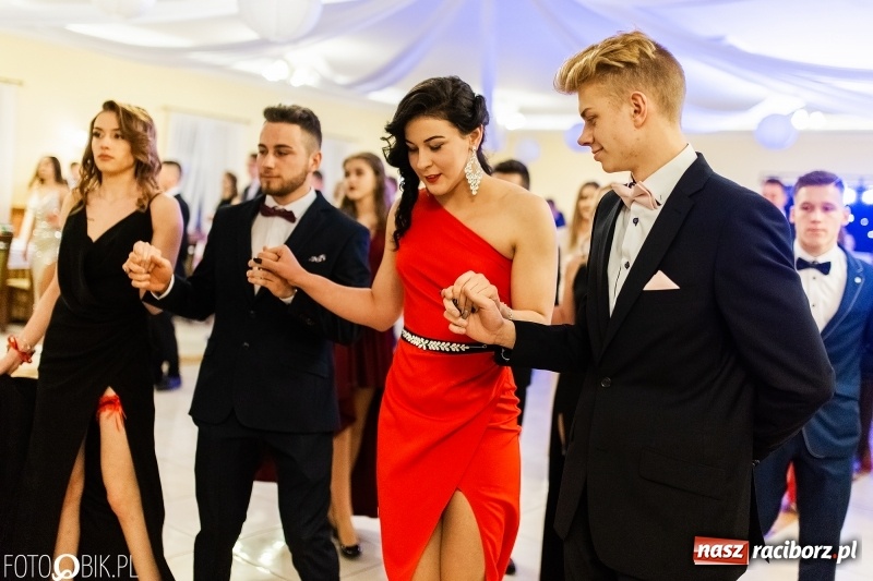 Zdjęcie w galerii na portalu naszraciborz.pl: Sportowcy i mundurowi z ZSOMS na studniówce w Pogrzebieniu  wiadomości z regionu